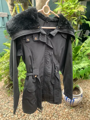 Casaco Feminino Estilo Parka com Pelos