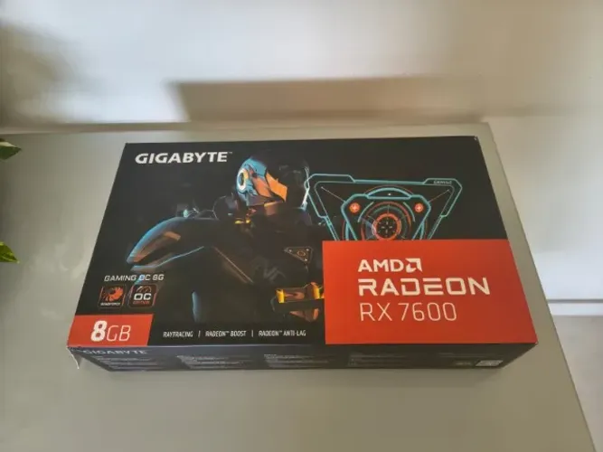 AMD Radeon RX 7600 8GB - Ótimo Estado