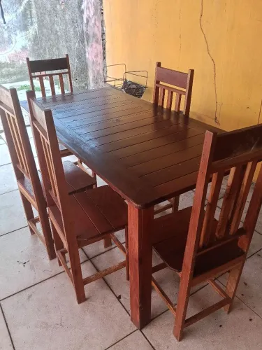 Jogo de mesa de madeira com 6 cadeiras