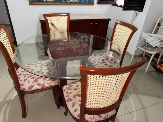 Conjunto mesa de jantar com Buffet