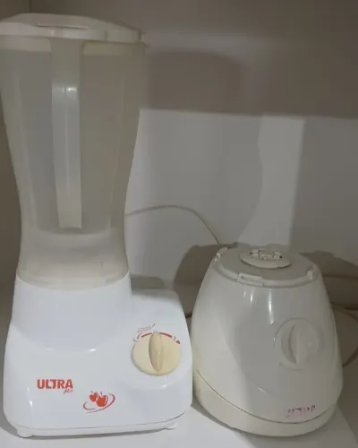 Dois liquidificadores com e sem copo, funcionando perfeitamente.