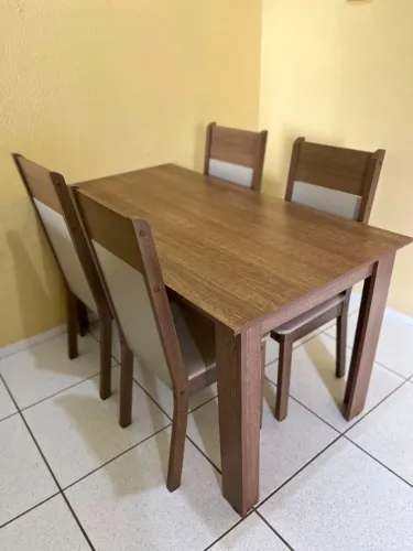 Mesa de Madeira 4 Cadeiras