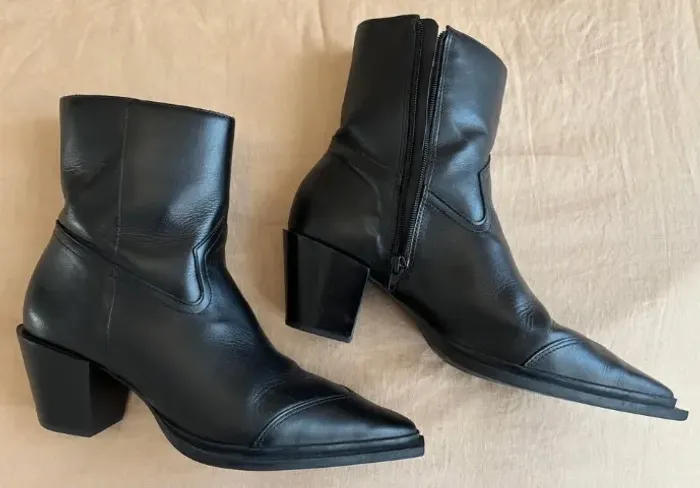 Bota Preta Couro Cano Curto Western - Arezzo - Tamanho 38 (Usado)