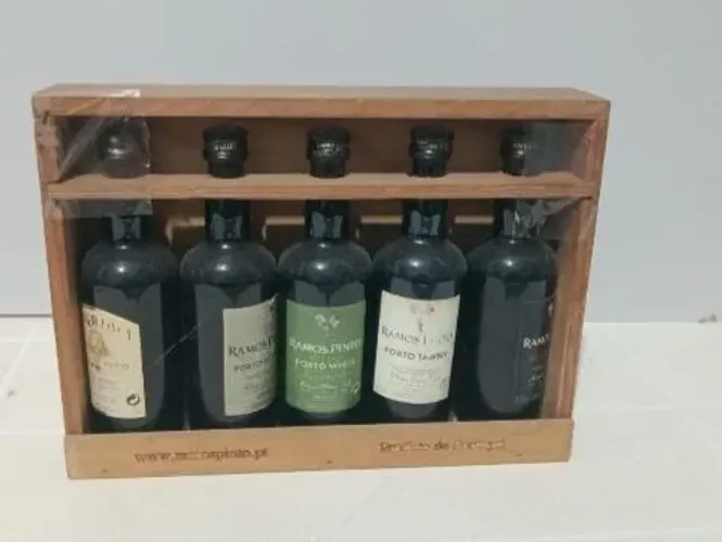 kit de miniaturas de Vinho do Porto Ramos Pinto na caixa de madeira
