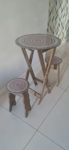 Mesa redonda com 2 banquinhos