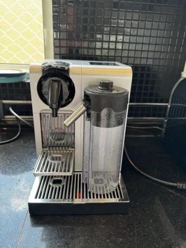 CAFETEIRA LATTÍSSIMA PRO NESPRESSO 110V - F456