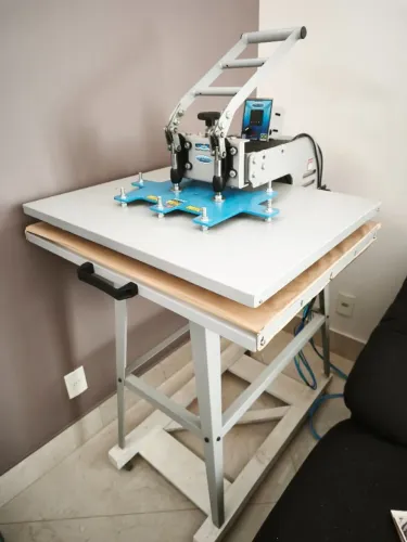 Prensa Térmica Profissional 85x65 de Gaveta 220V - Bandeja Deslizante - Maquinatec
