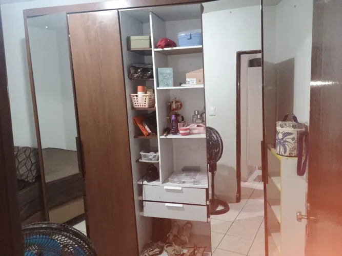 Guardar roupa de madeira