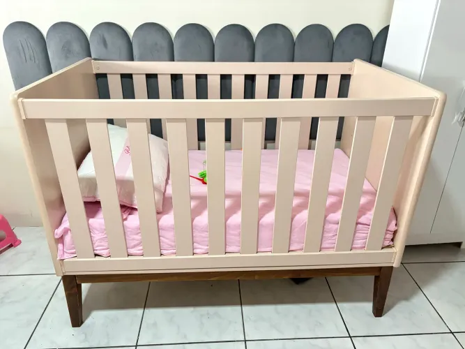 Berço Americano Rosê com pés de madeira com colchão