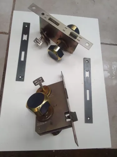 Vendo duas fechadura grande antiga da marca fama funciona certinha