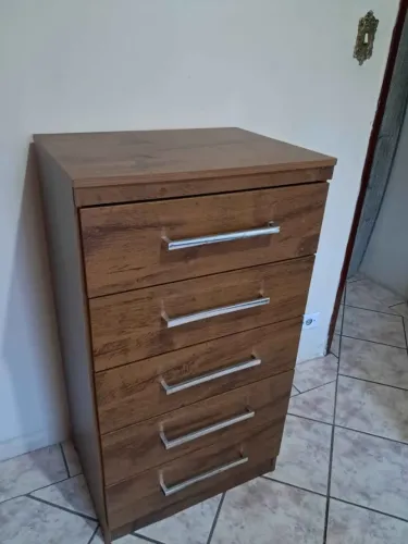 Comoda de madeira, de 5 gavetas na cor mogno, nas medidas de 1,06mt altura X 59cm largura 