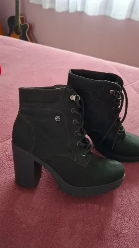 Bota via marte preta de salto , usada uma vez