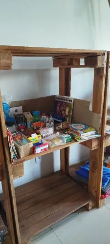 Vendo prateleiras de madeira
