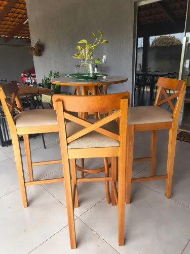 Mesa bistrô com 4 banquetas em madeira