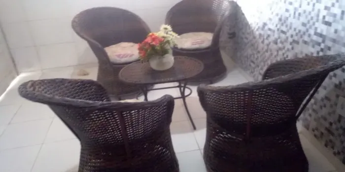 Conjunto de cadeiras e mesa em fibra sintética