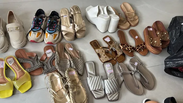 41 peças de roupas,sapatos e bolsas seminovos e usados .Tudo por 250 reais .