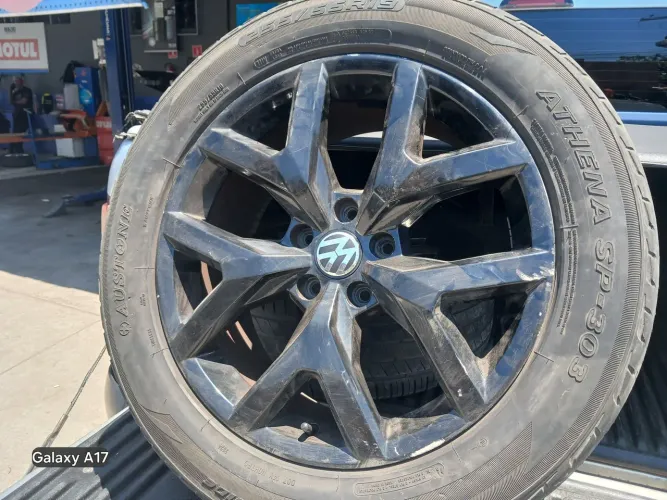Conjunto de Jantes para Amarok com 2 pneus meia vida e dois já esgotando a borracha.Aro 19