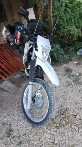Vendo tornado moto toda revisada e tem frio a disco traseiro documento ok só acelera 