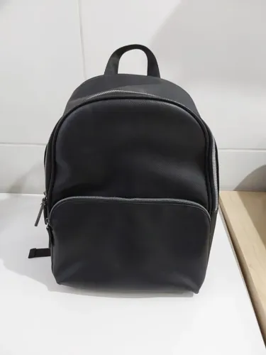 MOCHILA SATINATO PRETA - SUPER VERSÁTIL, EM ÓTIMO ESTADO