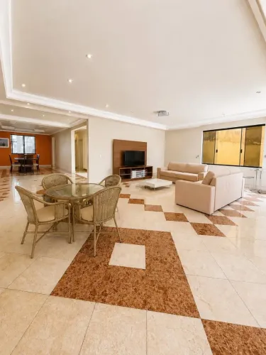 Casa ampla com piscina, 2 pavimentos, 307 m², 5 quartos, sendo 4 suítes, em Vila Laura.