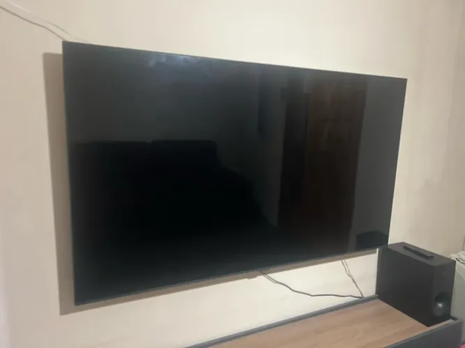 Com defeito - Smart TV Samsung 65 4K Crystal UHD AU7700