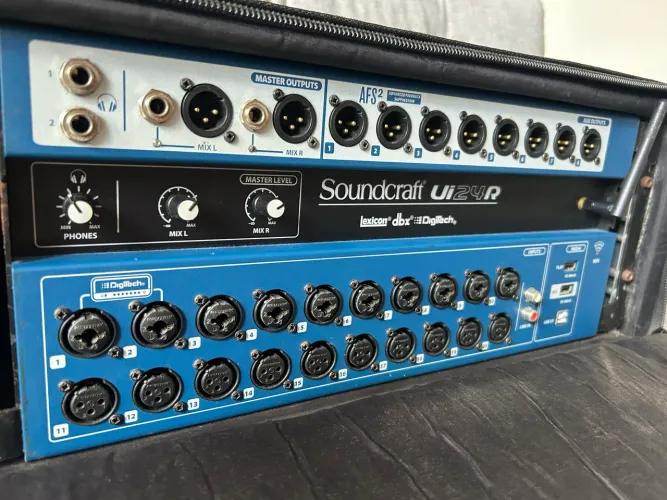 Mesa de som soundcraft UI24 muito nova
