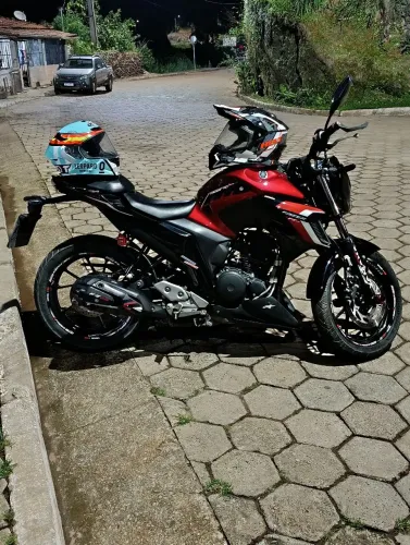 Vendo fz25 moto muito conservada