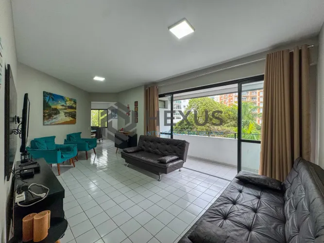 Apartamento com varanda a duas quadras da Praia das Pitangueiras, Guaruja
