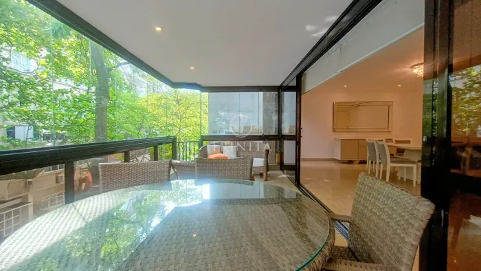 Apartamento para Locação no Leblon. Quadra da praia, com 3 Suítes | 190m²