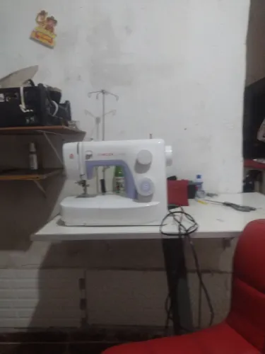 Máquina de costura Singer simples 