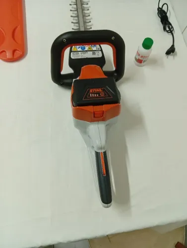 Podadeira Sthil HSA50 C/ CARREGADOR E BATERIA 