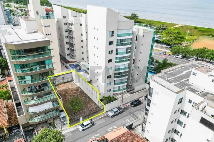 Terreno Raro em Jardim Camburi - Localização Privilegiada a Menos de 100 Metros da Praia d