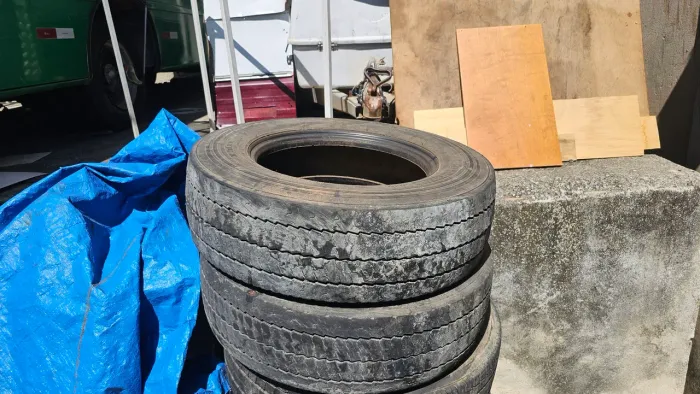 6 pneus 215.75/R17.5