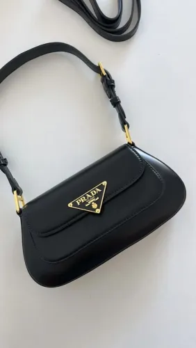 Bolsa de Ombro Feminina Preta com Aba e Detalhes Dourados (Nova)