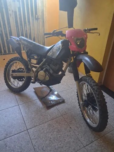 Xr200 de trilha