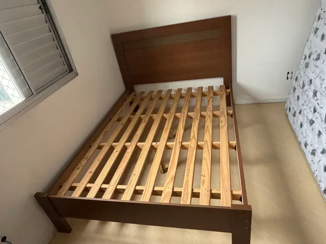 Cama de casal seminova