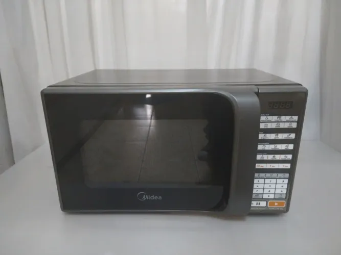 Forno microondas mideia 18 litros funcionando bem