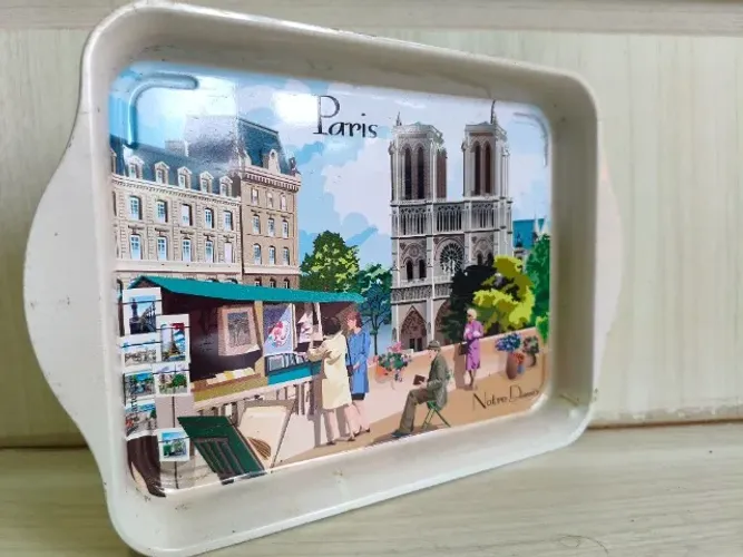  Bandeja de Paris  Petisqueira  em Metal   linda para servir ,decorar e colecionar .