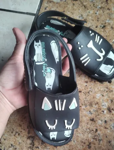 Mini Melissa Mia + Fábula na cor preta, apresentando uma estampa temática de gatinhos