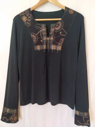 Blusa estilo bata nova, com aplicações de tecido na frente e punhos.  Veste M 