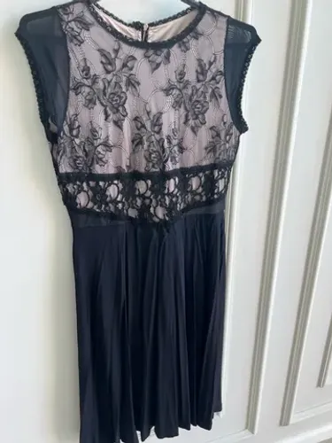 Vestido preto com renda no busto