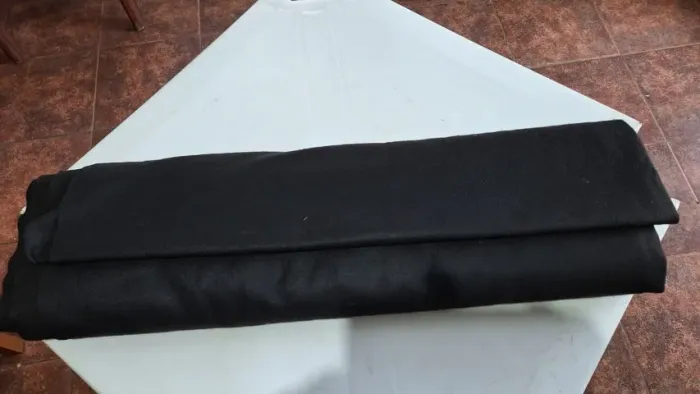 Tecido, feltro poliéster preto, 4,15m x 1,40m. x 1,5mm.