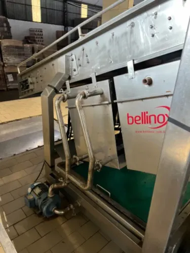 Esteira tombadora de caixas de frutas ? com lavagem.