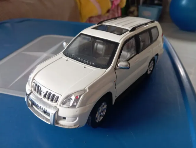 Miniatura Toyota Prado escala 1/24