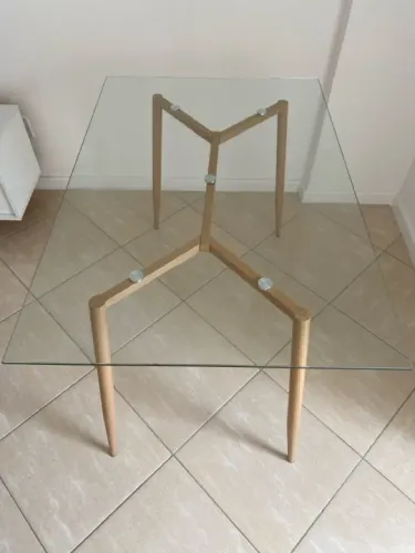 Mesa de vidro com base de madeira