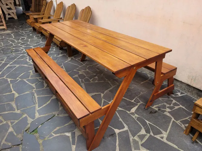 Mesa de madeira para jardim com bancos