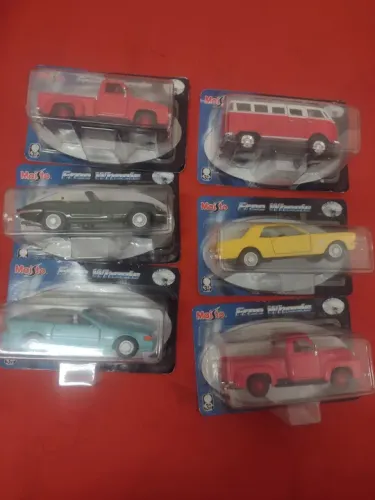 Carrinhos em miniaturas