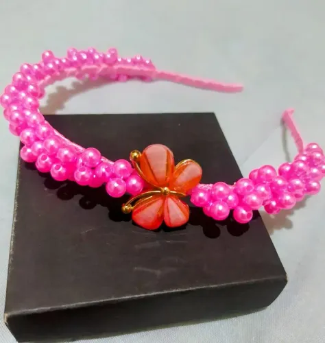 Tiara de pérolas rosa de borboleta