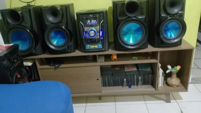 Som LG 1200W RMS com 4 alto-falantes