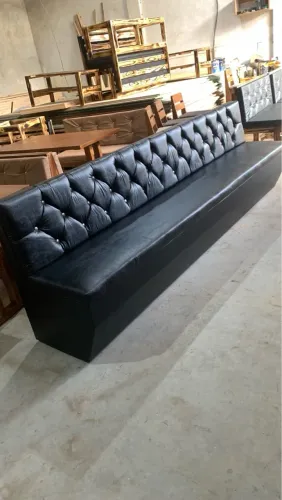 Sofá Longo Estilo Clássico com Detalhes em Botonê